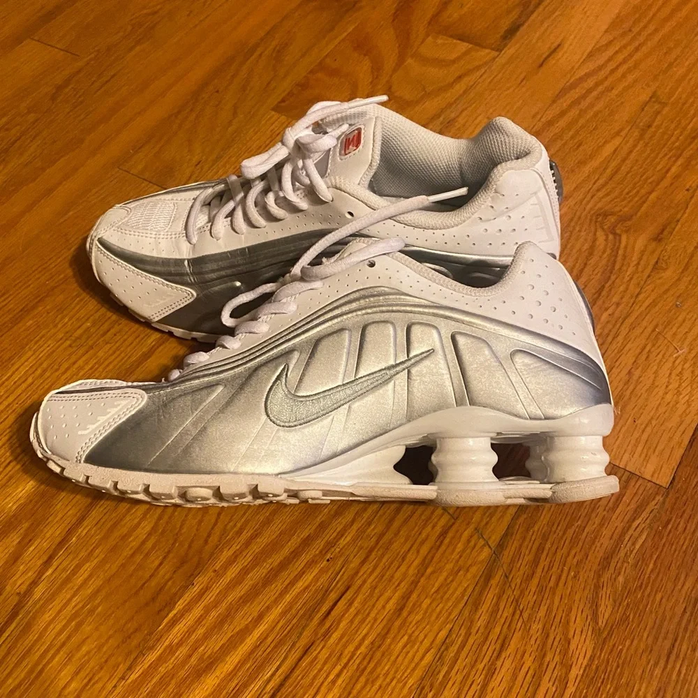 Nike Shox R4 GS Size W 7.5 ( Youth 5.5Y EUR 38) White/Silver EUC - Picture 11 of 12